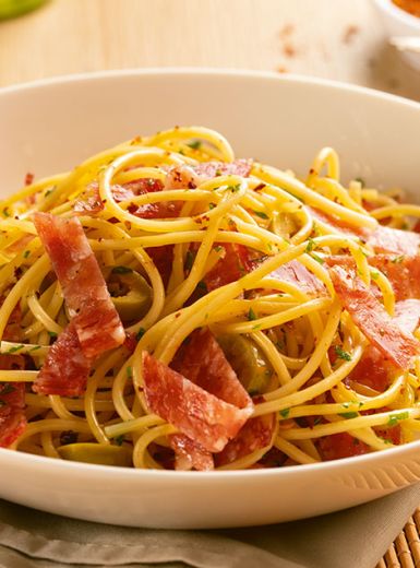 Espaguete Mediterrâneo com Salame Sadia
