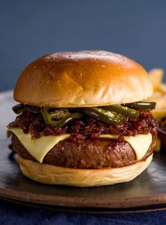 Hambúrguer de Picanha com Queijo Prato, Geleia de Bacon e Picles de Jalapeño
