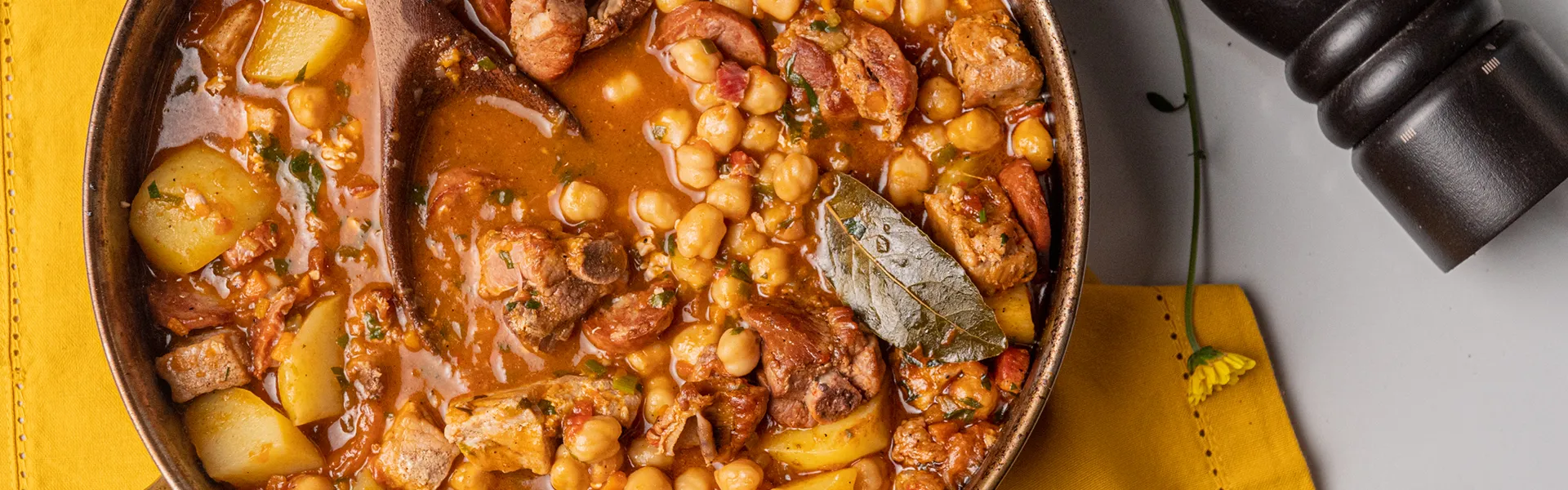 Puchero: Sopão Espanhol de Cortes Suínos, Batata e Grão de Bico por Chef Léo Abreu