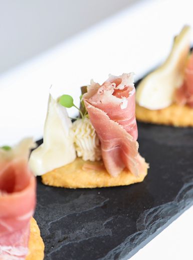 Cracker de Parmesão com Presunto Tipo Parma Sadia Speciale, Brie e Figos Caramelizados