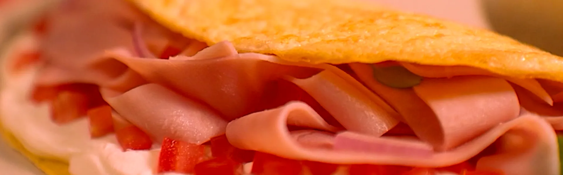 Omelete Cremosa com Presunto, Tomate e Manjericão