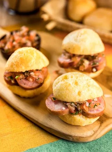 Pão de Queijo com Linguiça e Vinagrete