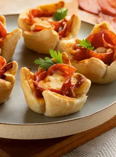 Mini Pizza de Massa Folhada com Pepperoni