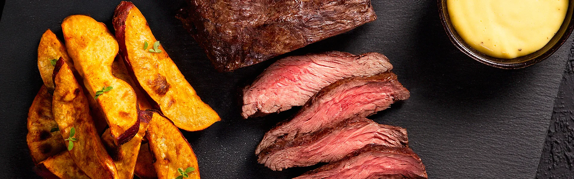 Fraldinha Assada com Molhos e Batatas Doces Rústicas ao Alecrim