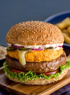 Hambúrguer Angus com Camembert, Alface, Tomate e Picles