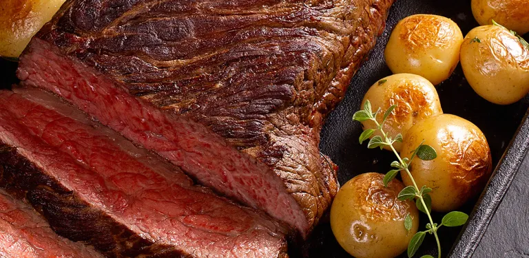 Maminha Assada ao Molho Madeira com Batatas Douradas