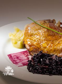 Confit de Peru com Arroz Negro de Amêndoas e Purê de Alho Poró