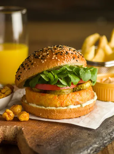 Hambúrguer de Abóbora e Grão de Bico com Agrião e Maionese de Alho