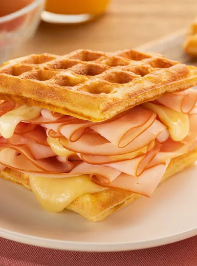 Sanduíche de Waffle com Peito de Peru e Queijo Sadia