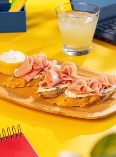 Toast de Pão Integral, Cream Cheese e Mignoneto