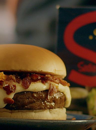 Hambúrguer com Fonduta de Queijo e Bacon Speciale
