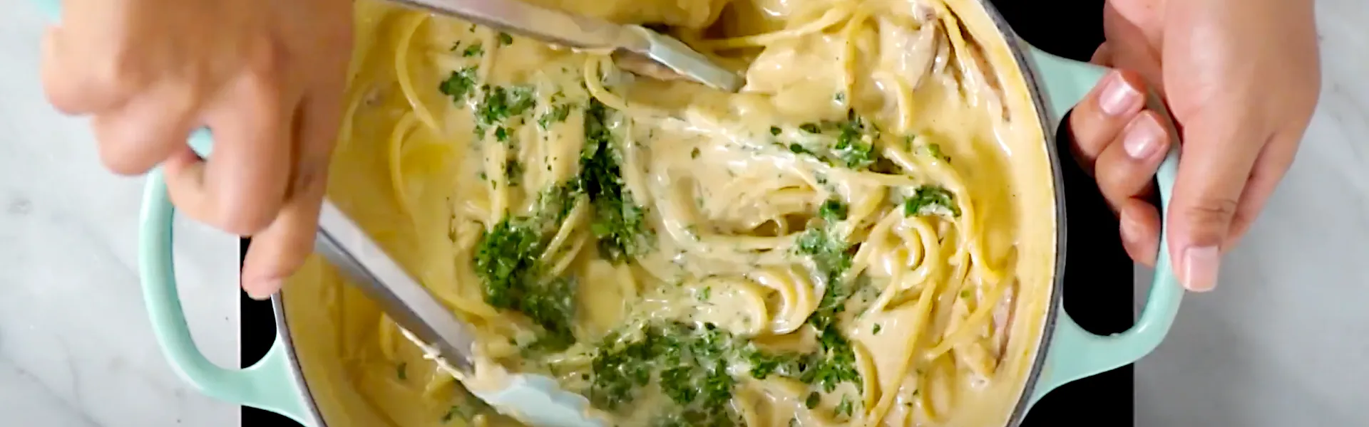 Massa de Macarrão (fettucine) com Queijo Parmesão e Manteiga  com Linguiça (espaguete Alfredo)