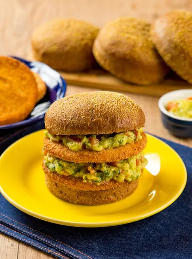 Hambúrguer de Frango com Guacamole no Pão Australiano