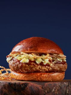 Hambúrguer Bovino com Molho Barbecue Gorgonzola e Cebola Crispy