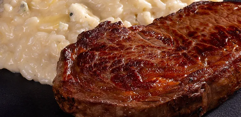 Bife Ancho com Manteiga de Ervas e Risoto de 4 Queijos