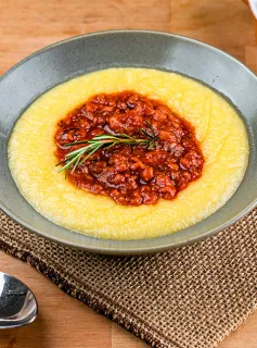 Polenta Cremosa com Molho de Linguiça (ragú)