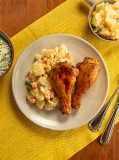 Coxa de Frango Assada com Arroz com Salsinha e Salada de Maionese