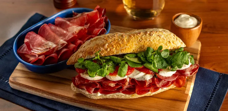 Sanduíche de Copa, Búfala, Tomate Assado e Aioli de Alho