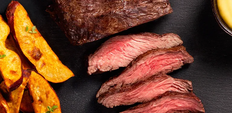 Fraldinha Assada com Molhos e Batatas Doces Rústicas ao Alecrim