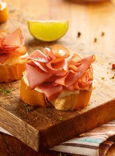 Torradas de Mortadela com Creme de Queijo e Raspas de Limão