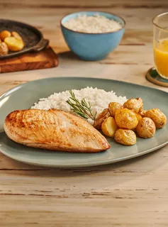 Filé de Peito Grelhado com Batatas Rústicas e Arroz Branco