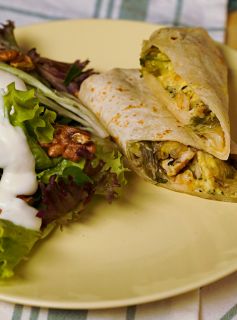 Wrap de Frango, Mostarda e Mel com Salada Verde com Molho de Mussarela de Búfala