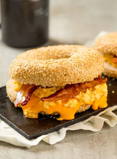 Rosquinha Salgada Recheada com Ovos, Chedar e Bacon