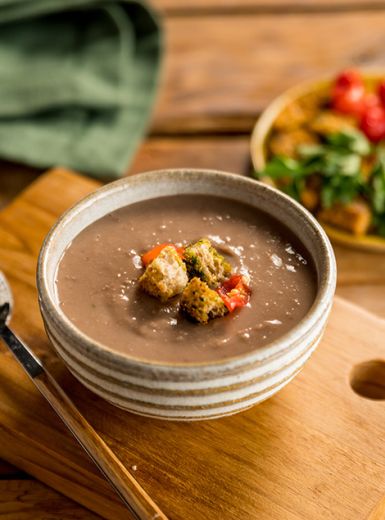 Caldinho de Feijão com Croutons de Salsinha