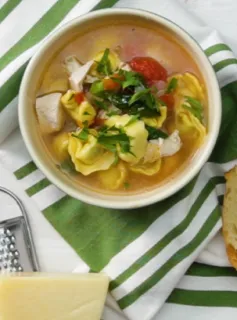 Sopa de Frango com Pastelinhos de Massa de Farinha de Trigo e Gemas de Ovo (tortellini)