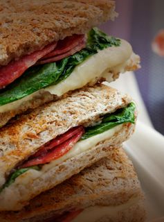 Sanduíche com Escarola e Salame Tipo Hamburguês
