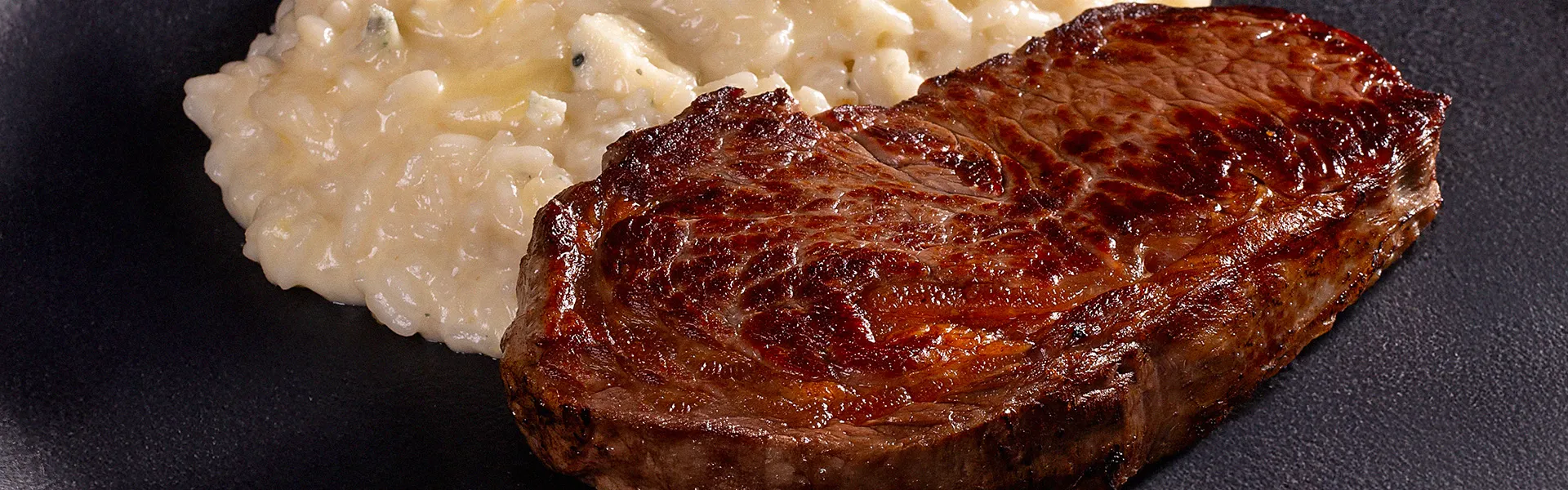 Bife Ancho com Manteiga de Ervas e Risoto de 4 Queijos