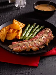 Contrafilé ao Molho de Pimenta (peppercorn Sauce) e Aspargos