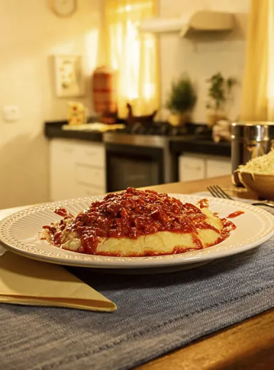 Ragu de Linguiça Calabresa com Polenta Cremosa