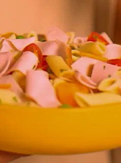 Salada de Penne com Peito de Peru, Tomatinho, Ervilha e Ervas