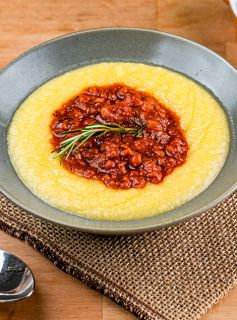 Polenta Cremosa com Ragú de Linguiça