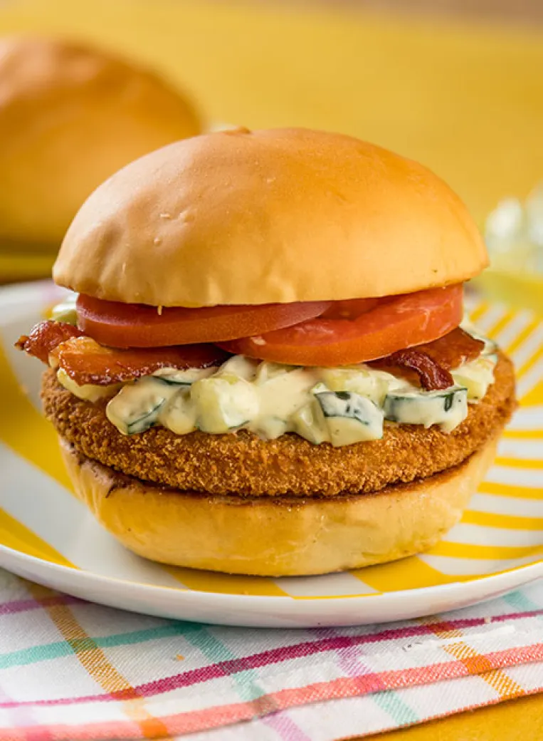 Hambúrguer com Molho Tártaro e Bacon