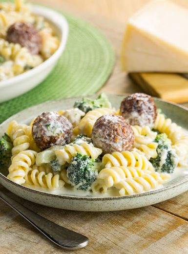 Macarrão Cremoso com Almôndegas