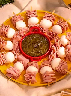 Espetada de Mignoneto, Mussarela de Búfala e Pesto