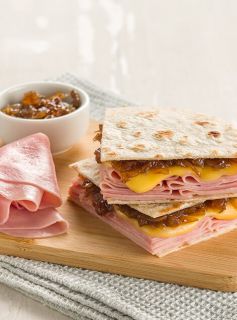 Wrap Tostado com Presunto, Queijo Prato e Cebola Caramelizada