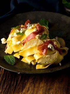 Massa com Presunto Cru, Pera Caramelizada e Gorgonzola