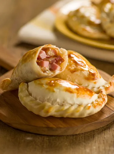 Empanada de Presunto com Mussarela e Cebola Caramelada