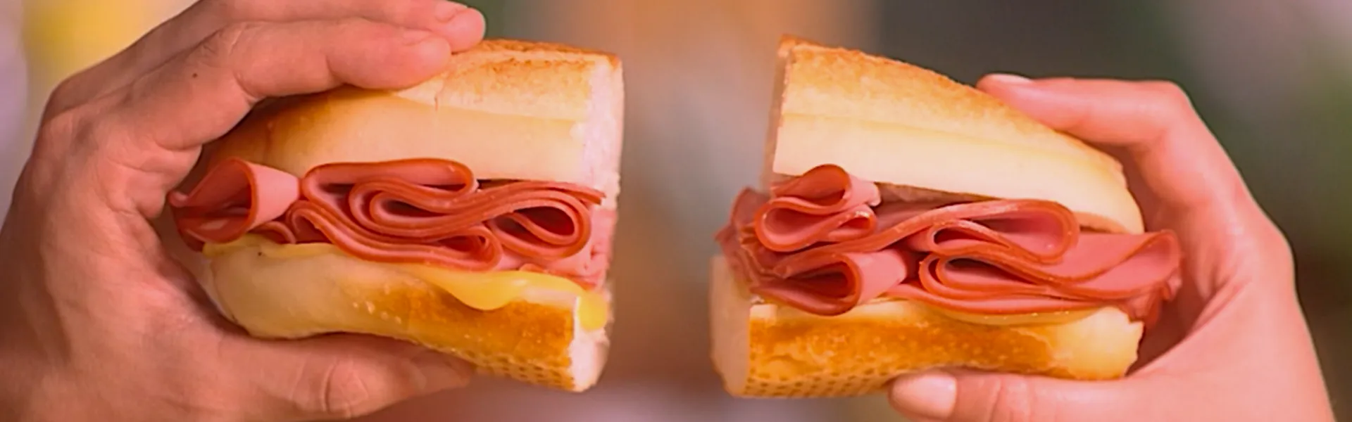 Pão Francês com Mortadela e Queijo Prato