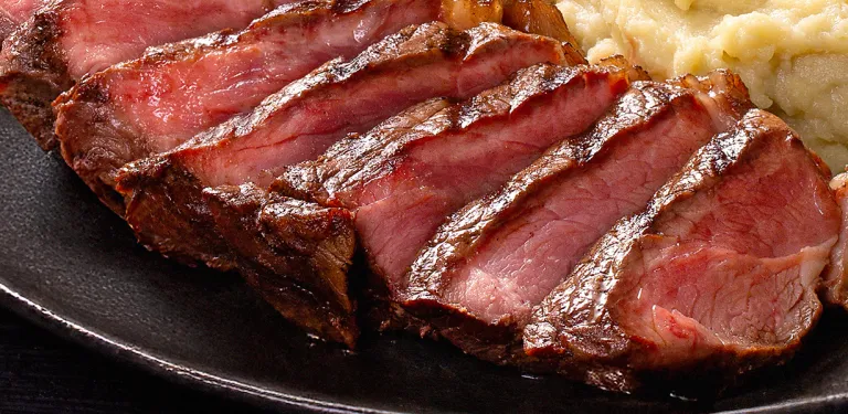 Contra Filé ao Molho de Damasco com Purê de Batata Doce