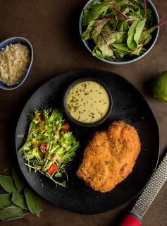 Bife Ancho à Milanesa Temperado (farinha, Sálvia e Parmesão) com Molho Maionese com Raspas de Limão