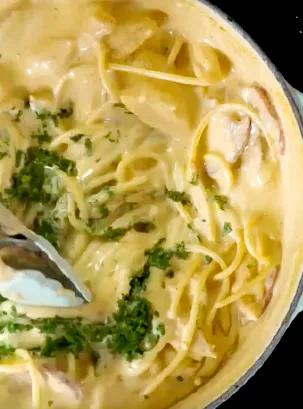 Massa de Macarrão (fettucine) com Queijo Parmesão e Manteiga  com Linguiça (espaguete Alfredo)