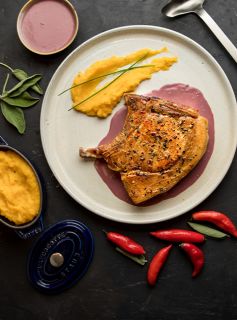T-bone Poivre com Creme de Vinho, Creme de Leite, Pimenta e Purê de Abóbora Paulista com Sálvia