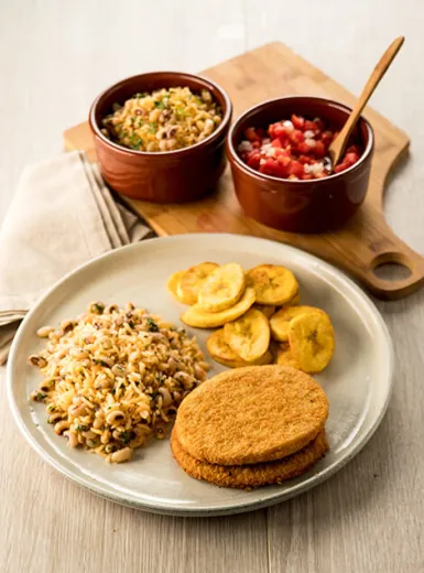 Hambúrguer de Frango Empanado com Baião de Dois