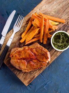 Bife Ancho Suíno com Batata Doce Rústica e Pesto de Limão-siciliano