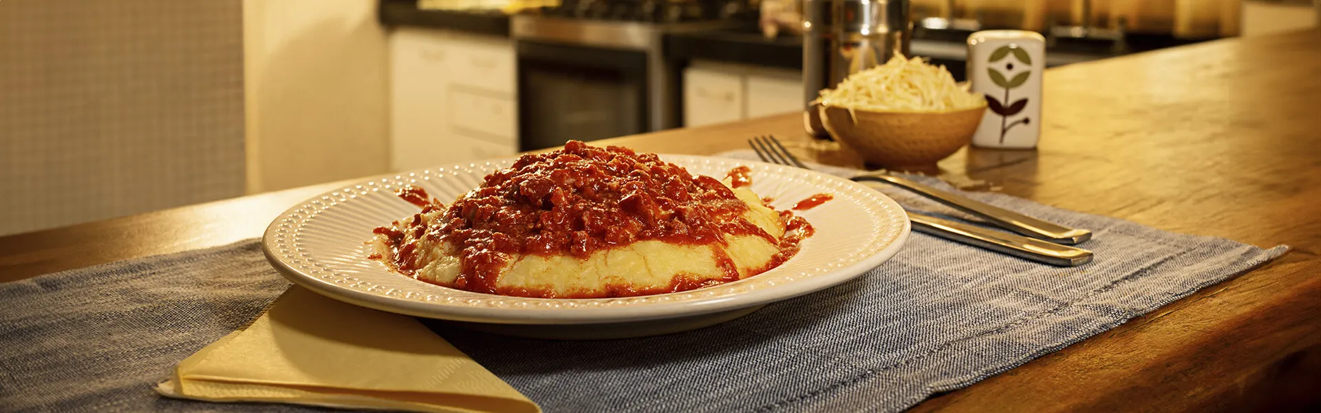 Ragu de Linguiça Calabresa com Polenta Cremosa