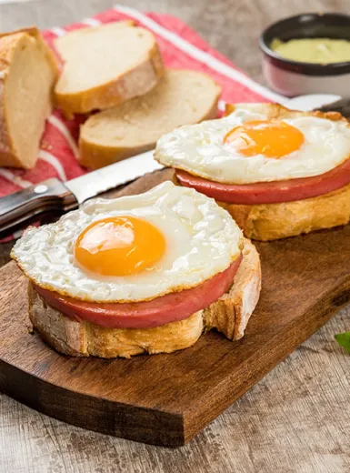 Mortadela Grelhada com Ovo Frito, Salsa e Pimenta no Pão